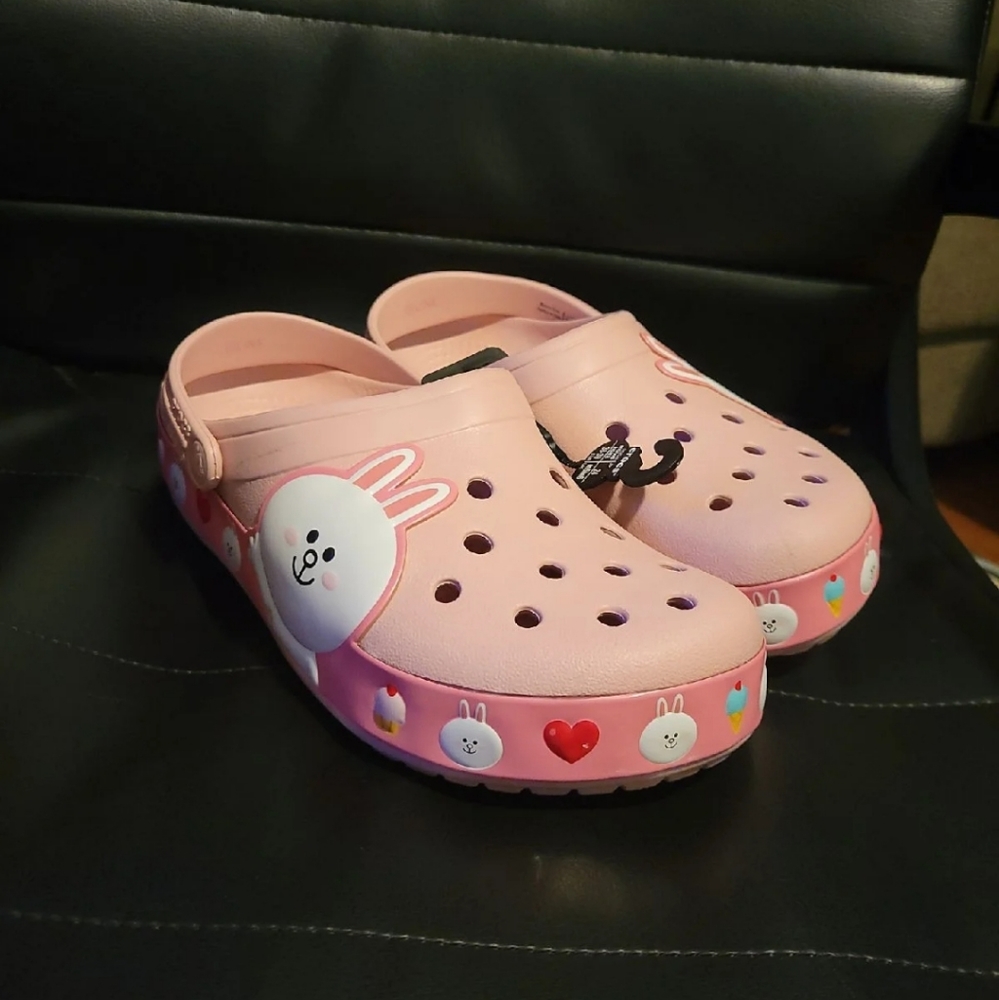 W8 Crocs